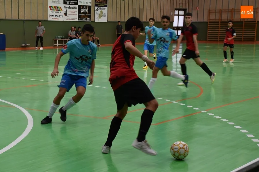 Foto 6 - El III Columnas hinca la rodilla por partida doble ante el San Crist&oacute;bal de Segovia
