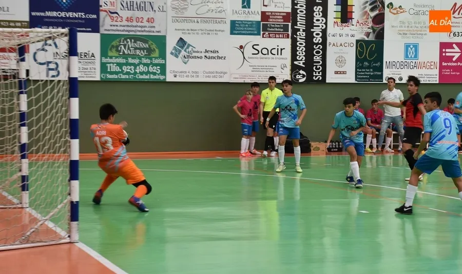Foto 8 - El III Columnas hinca la rodilla por partida doble ante el San Crist&oacute;bal de Segovia