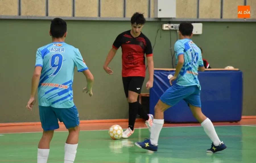 Foto 10 - El III Columnas hinca la rodilla por partida doble ante el San Crist&oacute;bal de Segovia