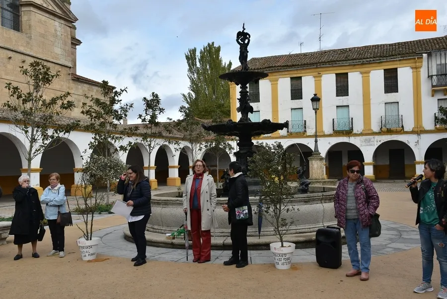 Foto 3 - C&aacute;ritas enriquece &aacute;rboles dentro de su conmemoraci&oacute;n de la Jornada Mundial de los Pobres
