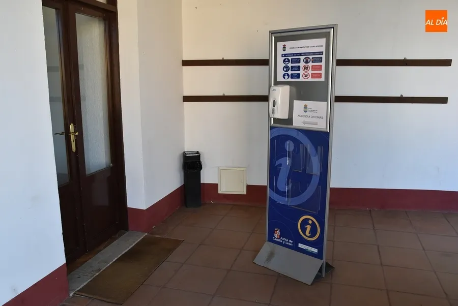 Foto 6 - Cambia la puerta de entrada a las oficinas de la Casa Consistorial