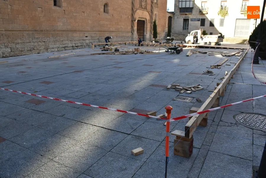 Foto 2 - &lsquo;Izado&rsquo; el &aacute;rbol de Navidad de la Plaza Mayor mientras se prepara la llegada de la pista de hielo