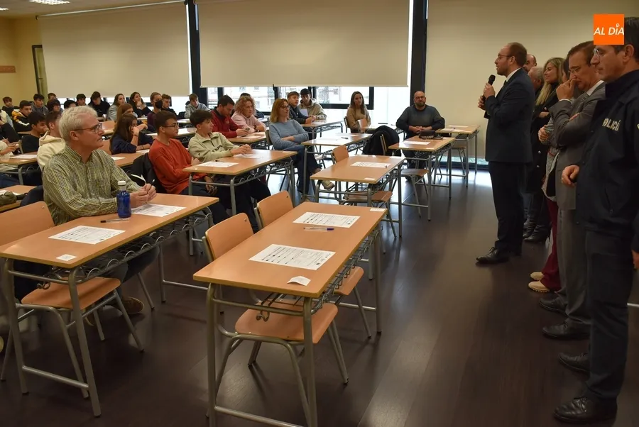 Foto 3 - Estudiantes de Secundaria conocen in situ el funcionamiento del parking inteligente del Mercado
