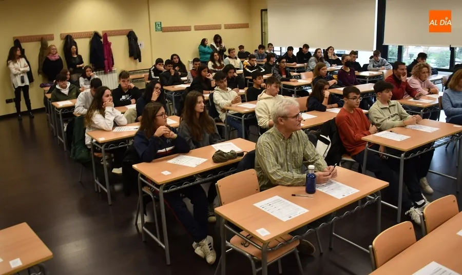 Foto 4 - Estudiantes de Secundaria conocen in situ el funcionamiento del parking inteligente del Mercado