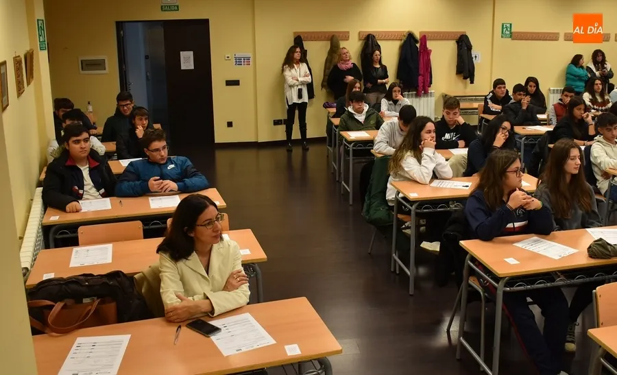 Foto 5 - Estudiantes de Secundaria conocen in situ el funcionamiento del parking inteligente del Mercado