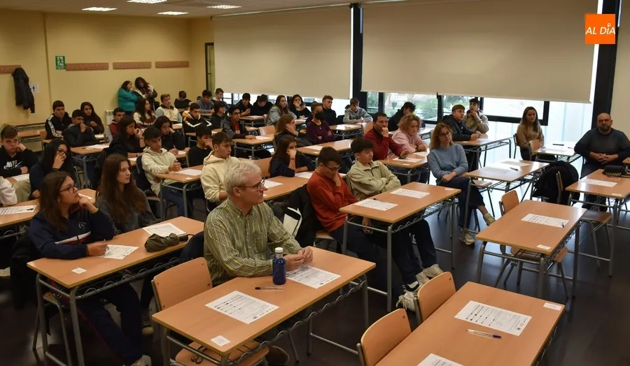 Foto 6 - Estudiantes de Secundaria conocen in situ el funcionamiento del parking inteligente del Mercado