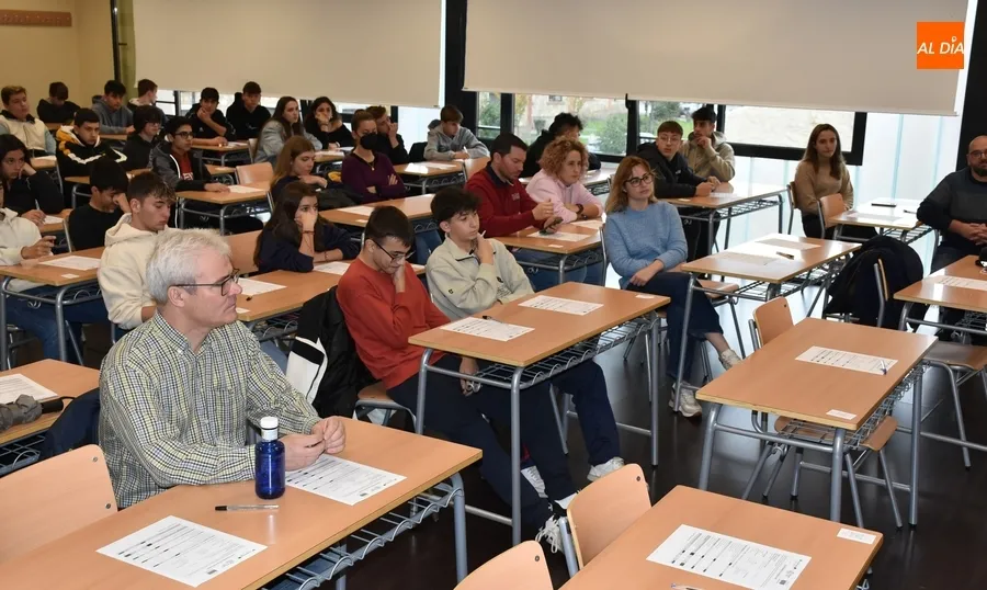 Foto 7 - Estudiantes de Secundaria conocen in situ el funcionamiento del parking inteligente del Mercado
