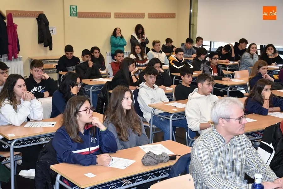 Foto 8 - Estudiantes de Secundaria conocen in situ el funcionamiento del parking inteligente del Mercado