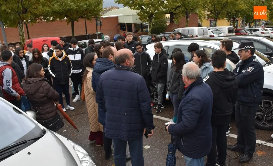 Foto 11 - Estudiantes de Secundaria conocen in situ el funcionamiento del parking inteligente del Mercado