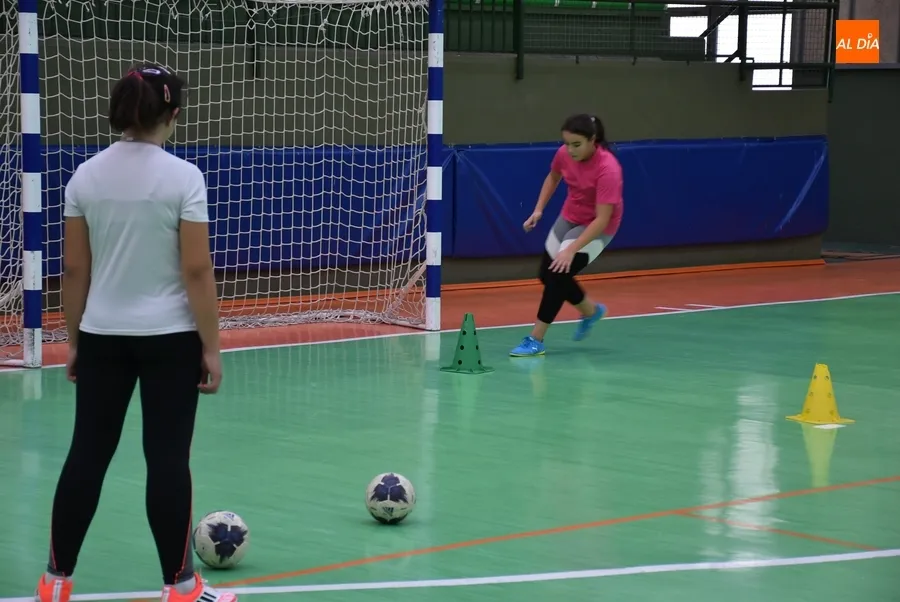Foto 10 - El III Columnas configura un equipo de f&uacute;tbol sala &iacute;ntegramente femenino