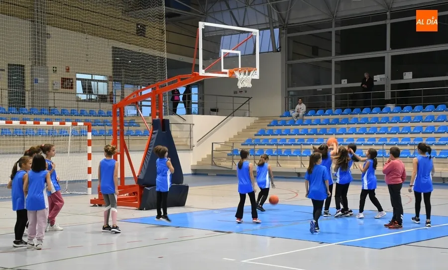 Foto 2 - El Ayuntamiento muestra su apoyo al equipo de la Escuela de Basket ante su inminente debut