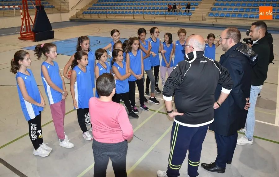 Foto 3 - El Ayuntamiento muestra su apoyo al equipo de la Escuela de Basket ante su inminente debut