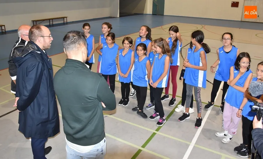Foto 4 - El Ayuntamiento muestra su apoyo al equipo de la Escuela de Basket ante su inminente debut