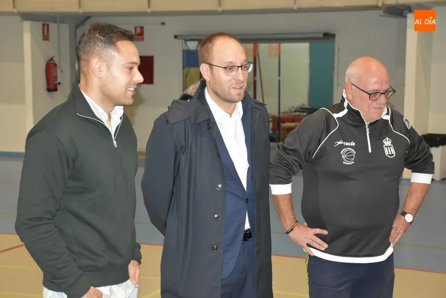 Foto 5 - El Ayuntamiento muestra su apoyo al equipo de la Escuela de Basket ante su inminente debut
