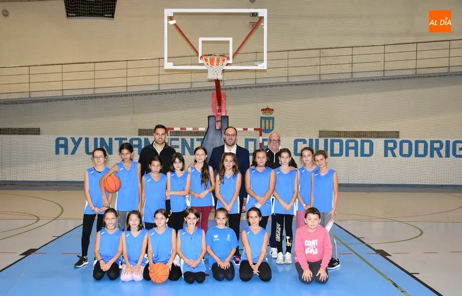 Foto 6 - El Ayuntamiento muestra su apoyo al equipo de la Escuela de Basket ante su inminente debut