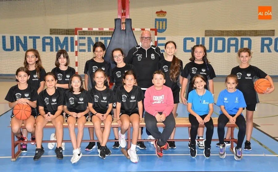 Foto 7 - El Ayuntamiento muestra su apoyo al equipo de la Escuela de Basket ante su inminente debut