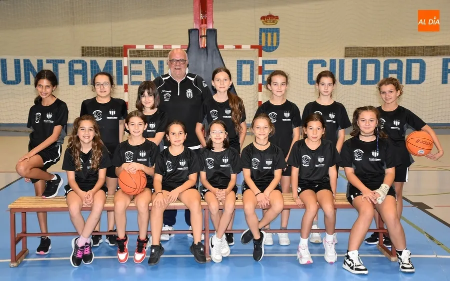 Foto 8 - El Ayuntamiento muestra su apoyo al equipo de la Escuela de Basket ante su inminente debut