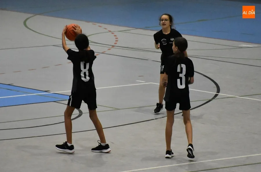 Foto 9 - El Ayuntamiento muestra su apoyo al equipo de la Escuela de Basket ante su inminente debut