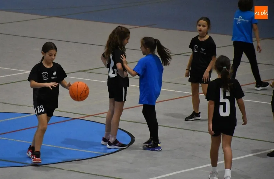 Foto 10 - El Ayuntamiento muestra su apoyo al equipo de la Escuela de Basket ante su inminente debut