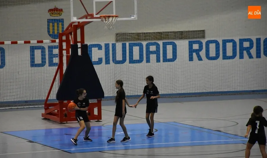 Foto 11 - El Ayuntamiento muestra su apoyo al equipo de la Escuela de Basket ante su inminente debut