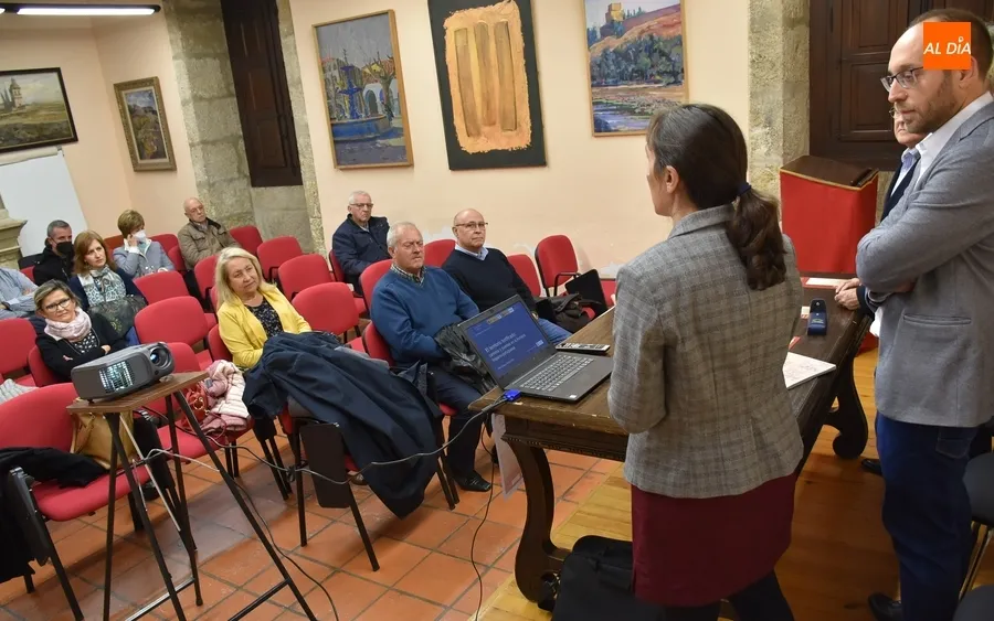 Foto 2 - Pilar Ch&iacute;as y Tom&aacute;s Abad disertan sobre el territorio fortificado en la frontera hispano-portuguesa