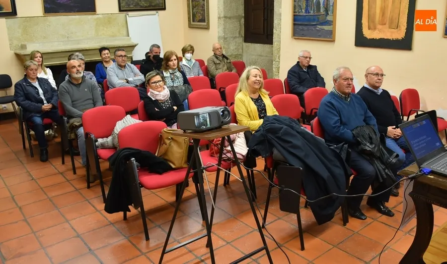 Foto 3 - Pilar Ch&iacute;as y Tom&aacute;s Abad disertan sobre el territorio fortificado en la frontera hispano-portuguesa