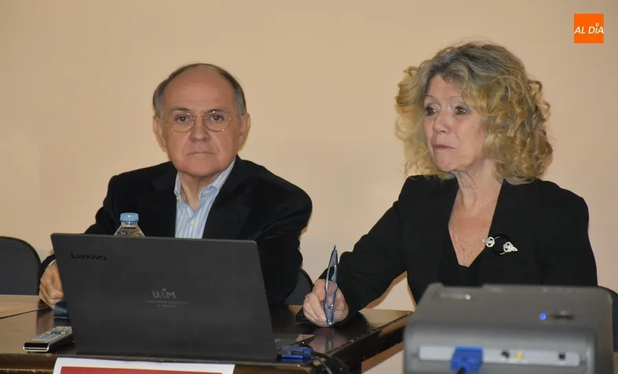 Foto 4 - Pilar Ch&iacute;as y Tom&aacute;s Abad disertan sobre el territorio fortificado en la frontera hispano-portuguesa