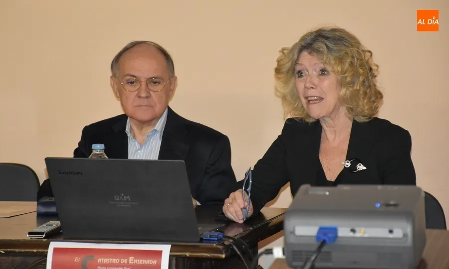 Foto 5 - Pilar Ch&iacute;as y Tom&aacute;s Abad disertan sobre el territorio fortificado en la frontera hispano-portuguesa