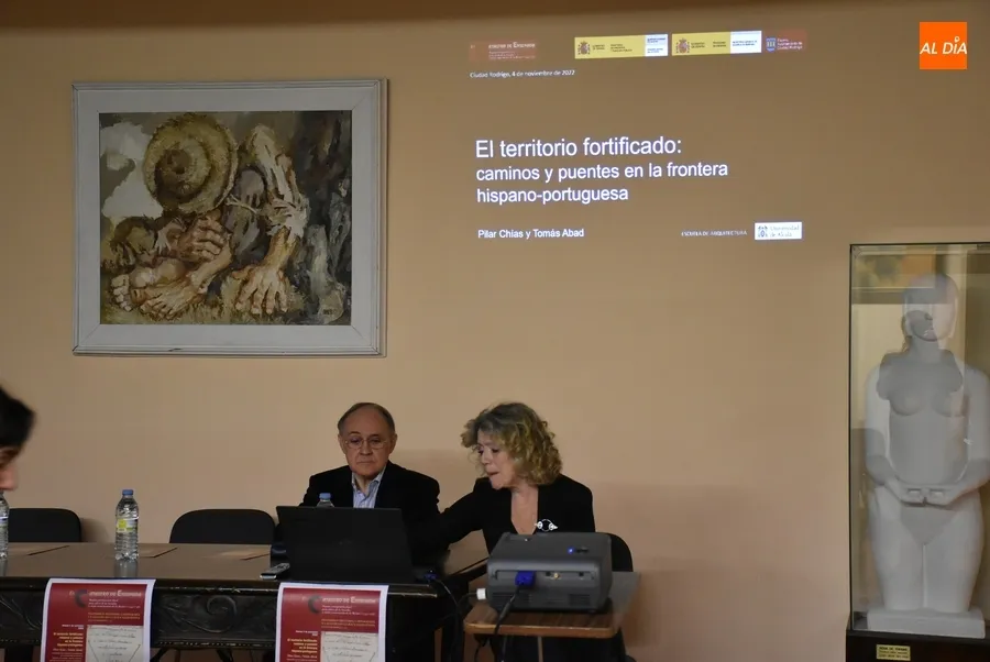 Foto 6 - Pilar Ch&iacute;as y Tom&aacute;s Abad disertan sobre el territorio fortificado en la frontera hispano-portuguesa