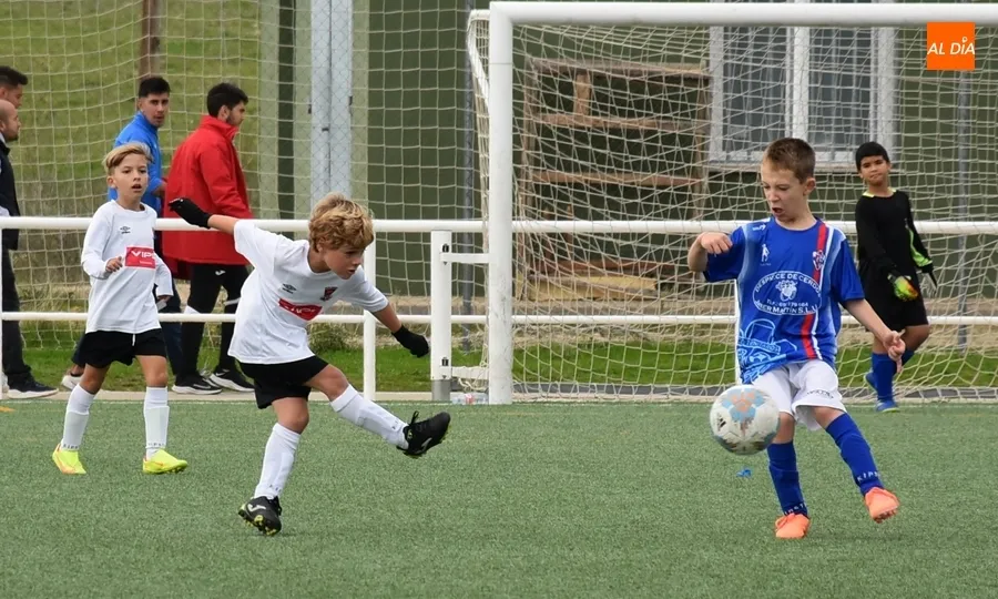 Foto 6 - El Prebenjam&iacute;n del Ciudad Rodrigo se lleva en un partidazo el duelo de invictos ante Trinitarios