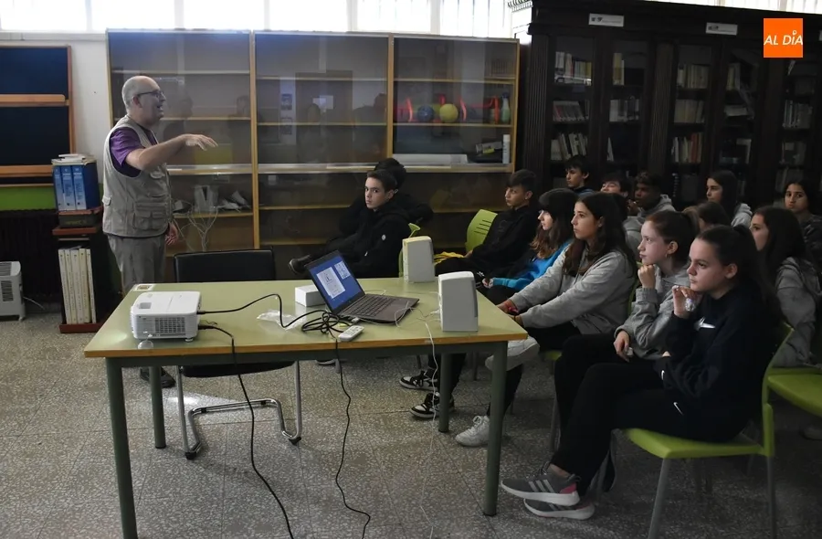 Foto 2 - La DGT conciencia a alumnos del IES Fray Diego Tadeo sobre seguridad vial