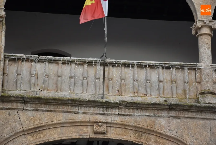 Foto 2 - Ciudad Rodrigo se empieza a vestir de Navidad