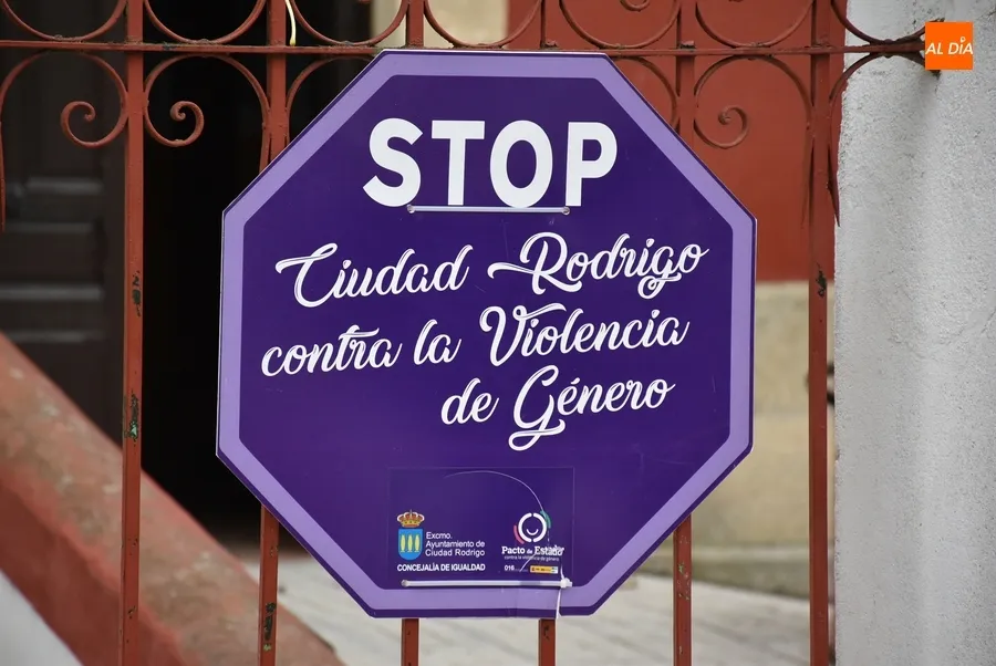 Foto 5 - Colocados una remesa de &lsquo;STOP&rsquo; morados contra la violencia de g&eacute;nero