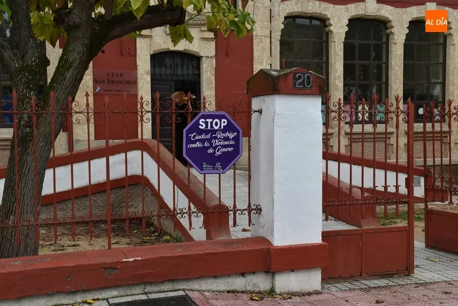 Foto 4 - Colocados una remesa de &lsquo;STOP&rsquo; morados contra la violencia de g&eacute;nero