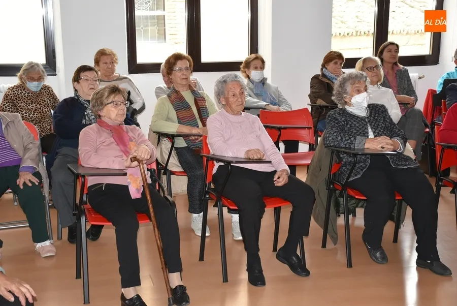 Foto 4 - Una treintena de mayores ampl&iacute;a sus conocimientos sobre las pastillas