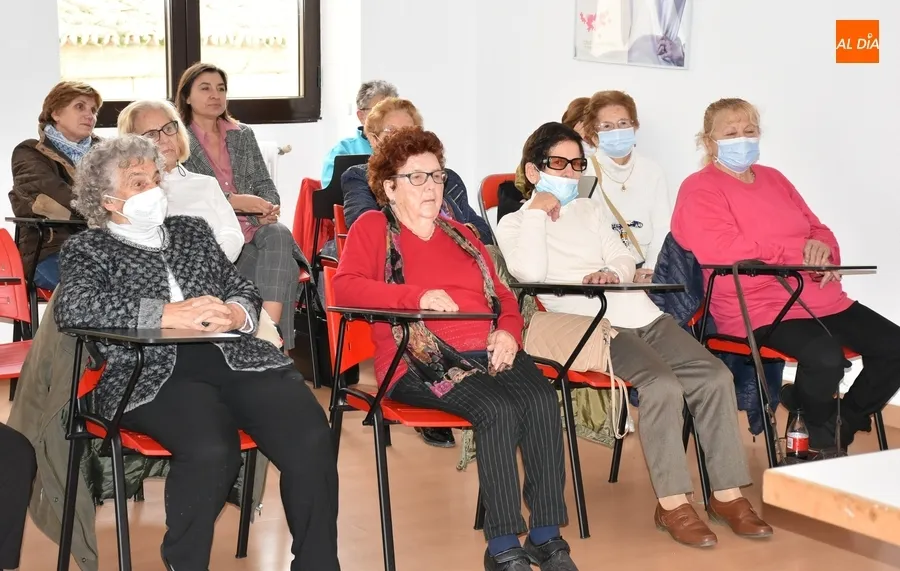 Foto 3 - Una treintena de mayores ampl&iacute;a sus conocimientos sobre las pastillas