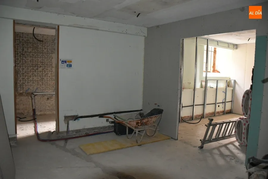 Foto 7 - El doctor Crespo est&aacute; asesorando la configuraci&oacute;n de la nueva enfermer&iacute;a de la Casa Consistorial