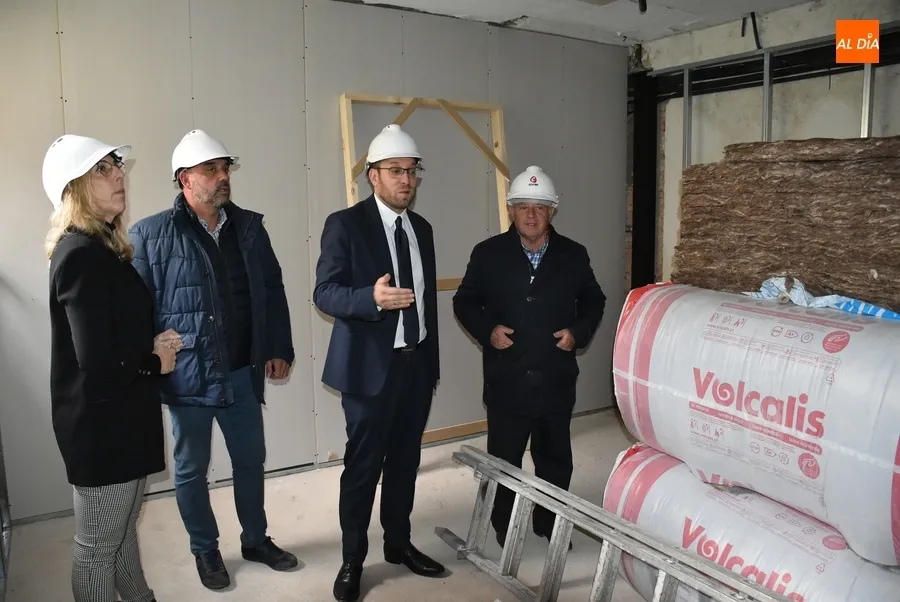 Foto 6 - El doctor Crespo est&aacute; asesorando la configuraci&oacute;n de la nueva enfermer&iacute;a de la Casa Consistorial