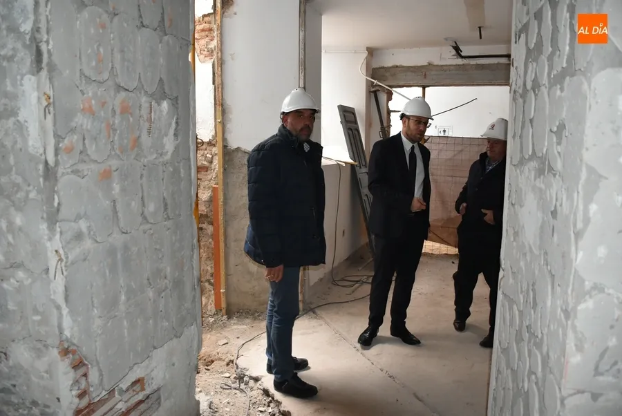 Foto 2 - El doctor Crespo est&aacute; asesorando la configuraci&oacute;n de la nueva enfermer&iacute;a de la Casa Consistorial