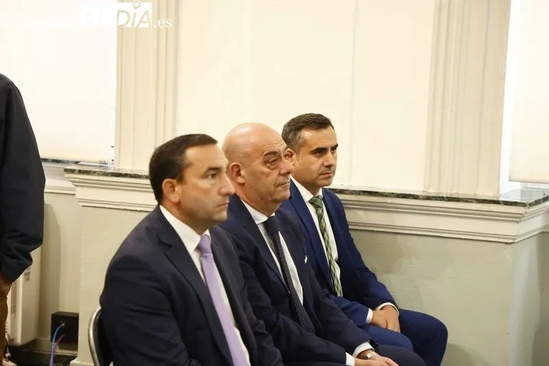 Entrega de los diplomas de Atención Sociosanitarias de Calzada de Valdunciel y Galinduste, en la Diputación. Foto David Sañudo