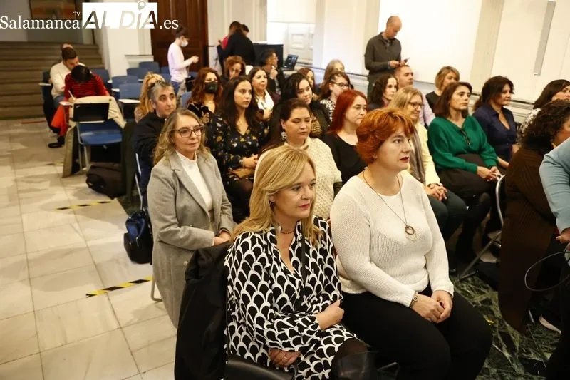 Entrega de los diplomas de Atención Sociosanitarias de Calzada de Valdunciel y Galinduste, en la Diputación. Foto David Sañudo