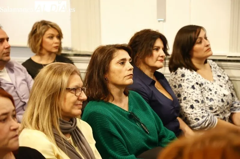 Entrega de los diplomas de Atención Sociosanitarias de Calzada de Valdunciel y Galinduste, en la Diputación. Foto David Sañudo