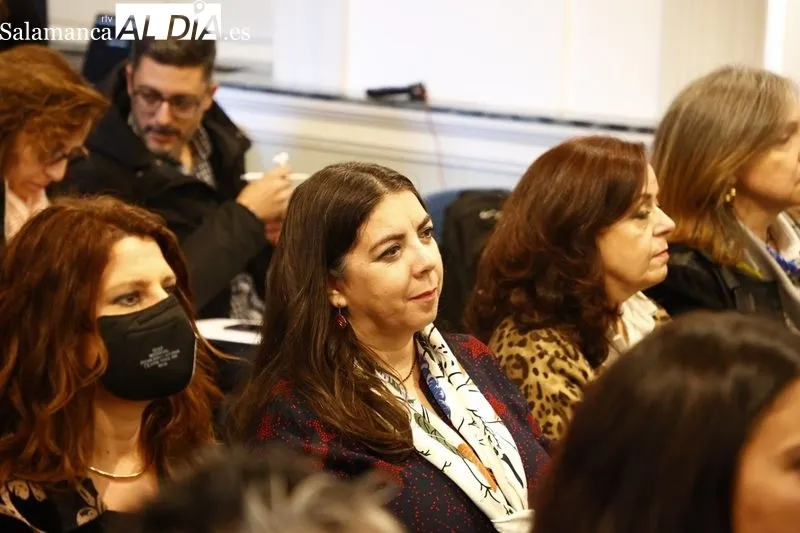 Entrega de los diplomas de Atención Sociosanitarias de Calzada de Valdunciel y Galinduste, en la Diputación. Foto David Sañudo