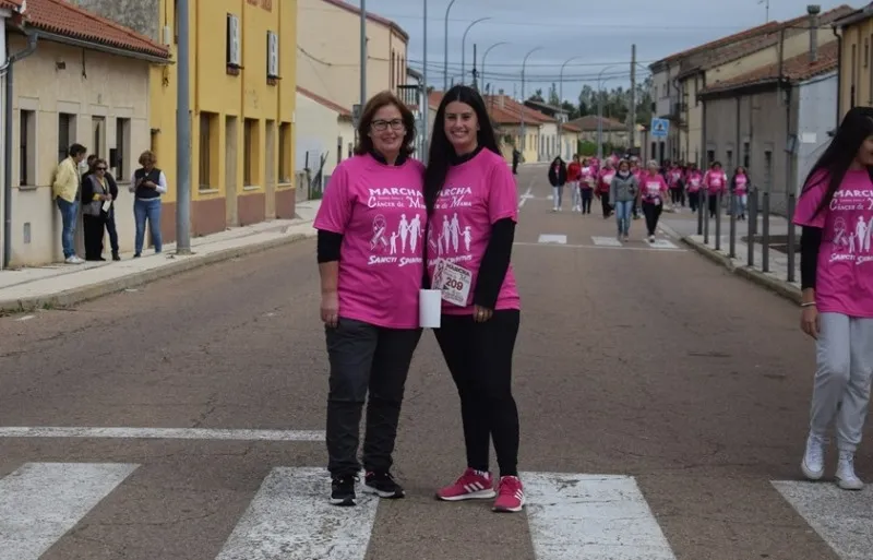 Foto 11 - M&aacute;s de 300 personas marchan contra el c&aacute;ncer en Sancti-Sp&iacute;ritus