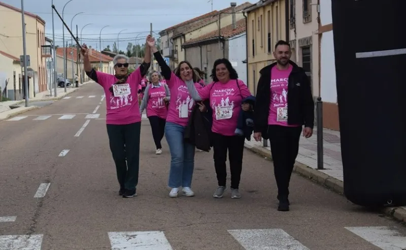 Foto 10 - M&aacute;s de 300 personas marchan contra el c&aacute;ncer en Sancti-Sp&iacute;ritus