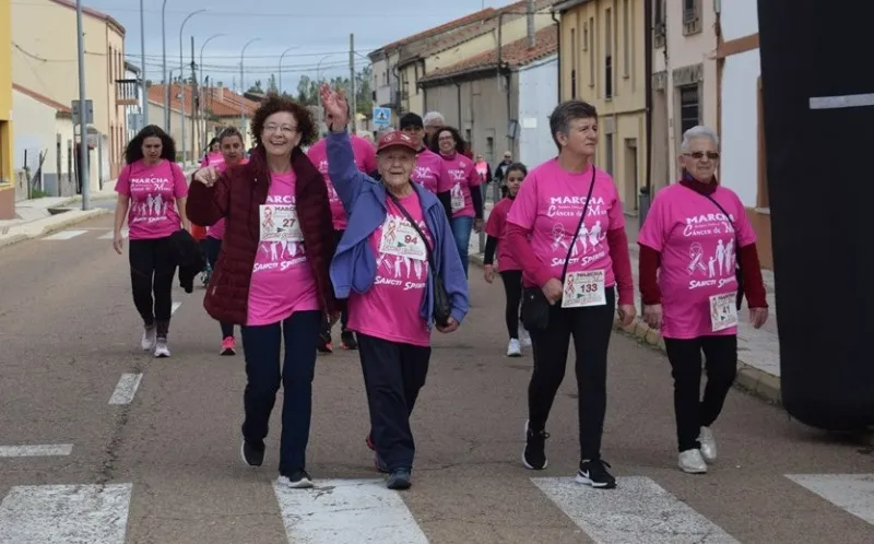 Foto 9 - M&aacute;s de 300 personas marchan contra el c&aacute;ncer en Sancti-Sp&iacute;ritus