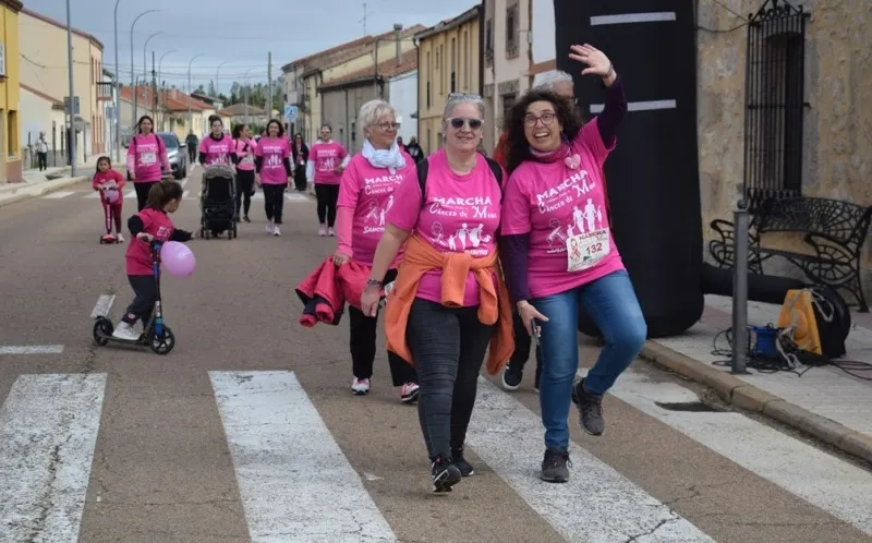 Foto 8 - M&aacute;s de 300 personas marchan contra el c&aacute;ncer en Sancti-Sp&iacute;ritus