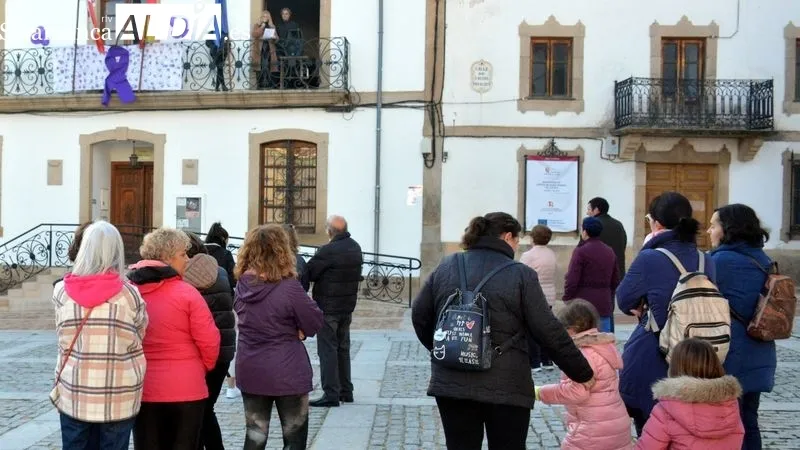 El acto celebrado en Lumbrales incluyó la inauguración de una fuente alusiva a la lucha contra la violencia de género