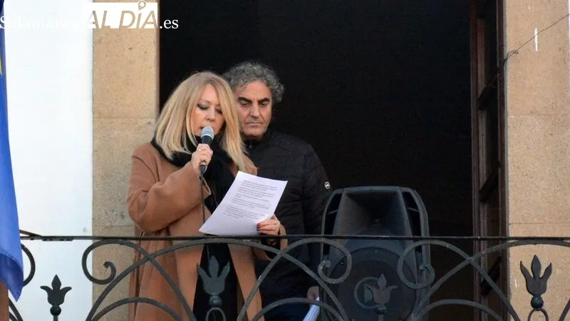El acto celebrado en Lumbrales incluyó la inauguración de una fuente alusiva a la lucha contra la violencia de género
