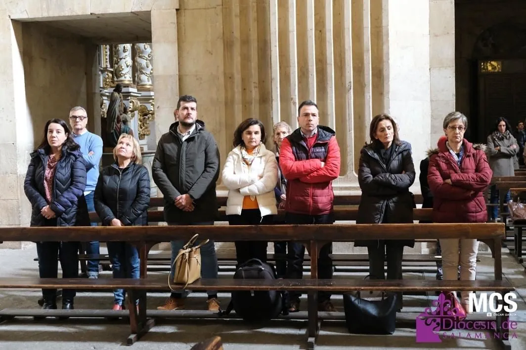 La iglesia de la Clerecía acogía la eucaristia homenaje al sacerdote peñarandino Pepe Ramos